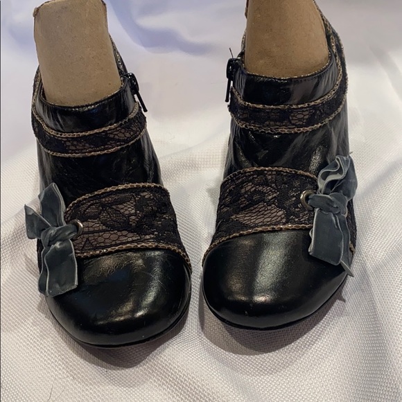 Adorable booties! - Picture 2 of 5